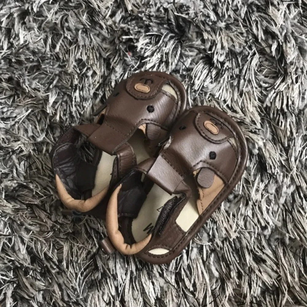 H&M sandals size 1-2. Adorable bears!